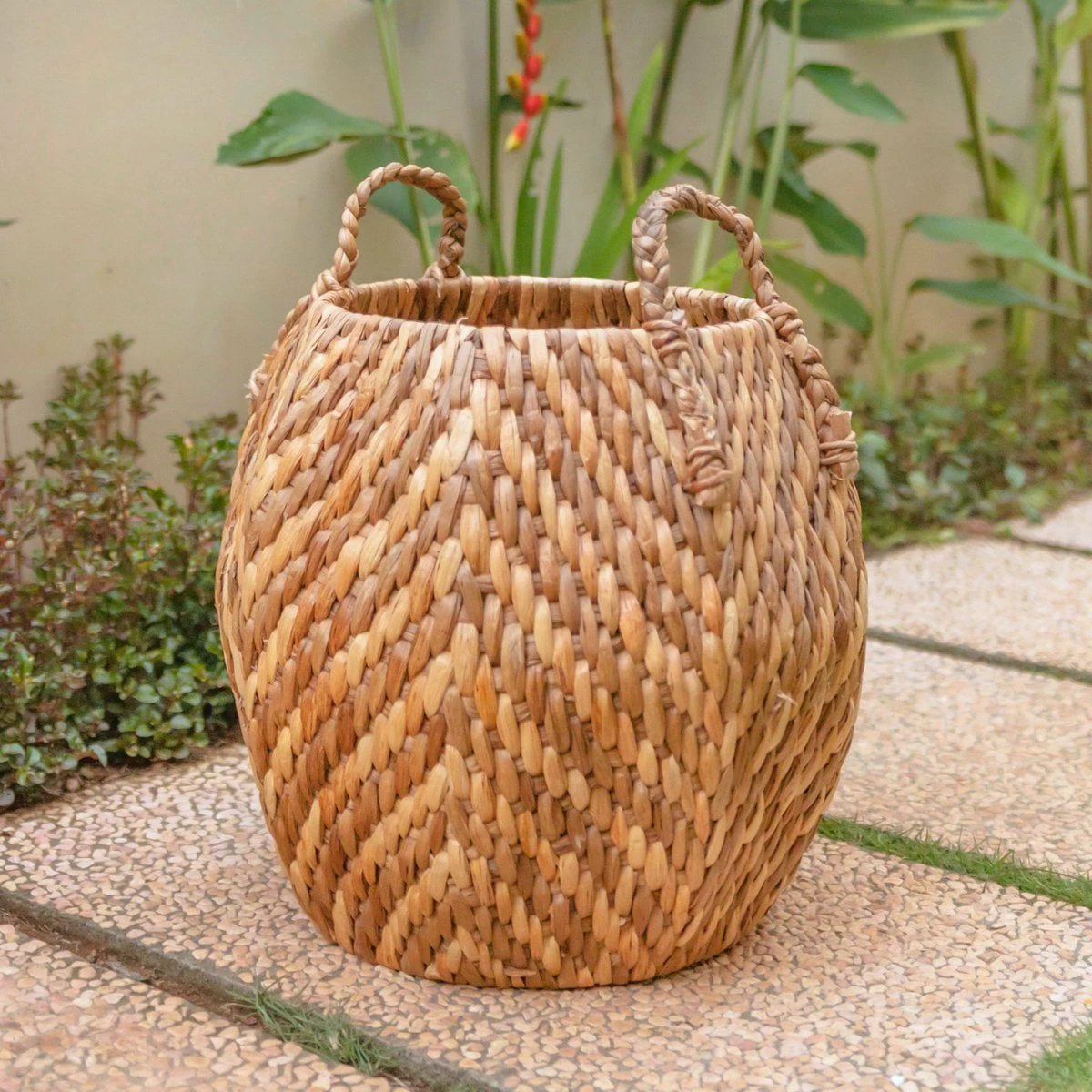 Woven baskets in seagrass, rattan, and jute for shelves, floors, and corners, creating visible, calm storage across living spaces.