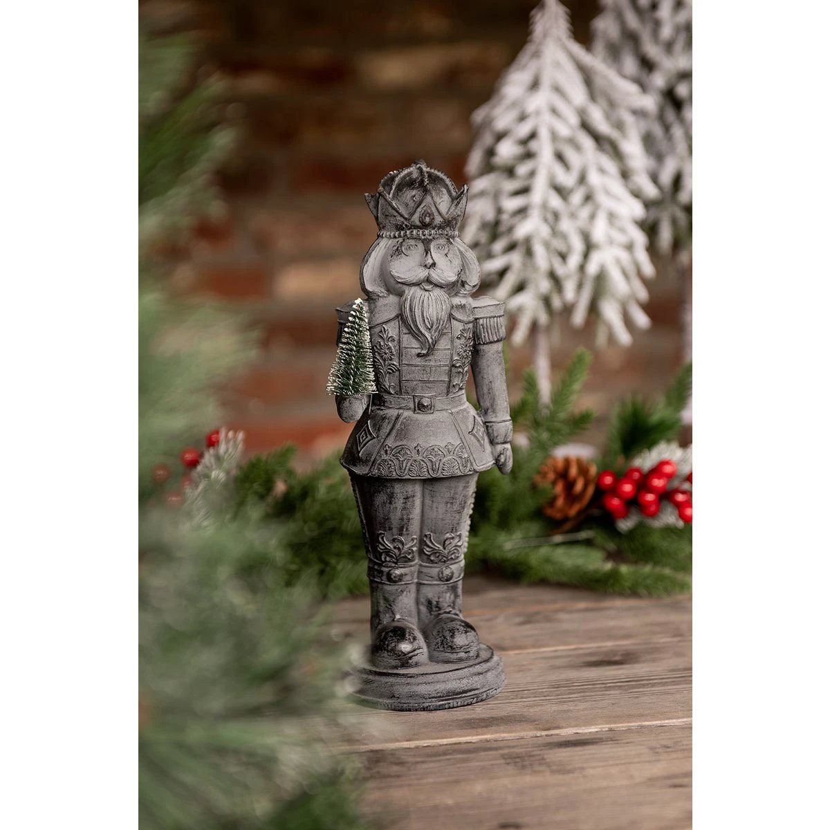 Deko-Nussknacker mit Weihnachtsbaum 12x10x32 cm von Clayre & Eef.