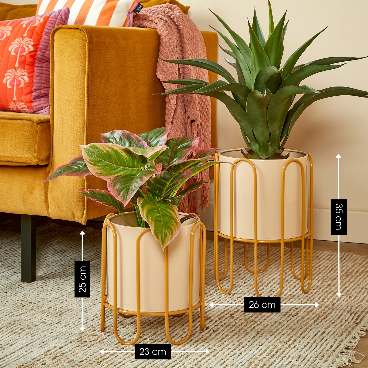 Flowerpot inside Dione Bruin by Mica Decorations
