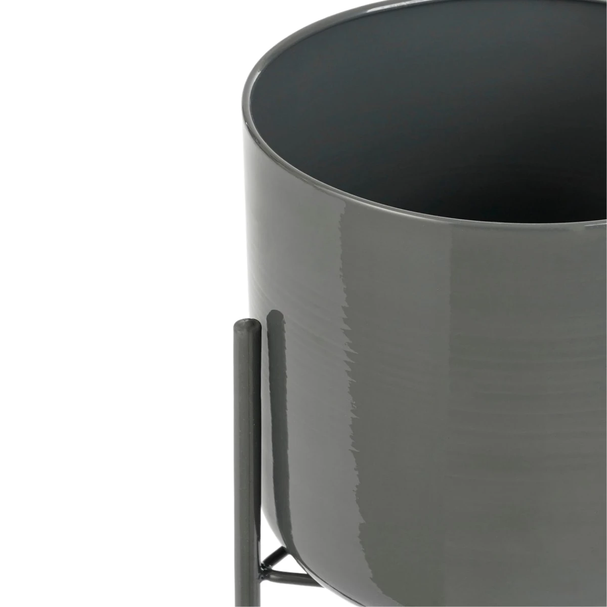 Flowerpot inside Colyn Black by Mica Decorations