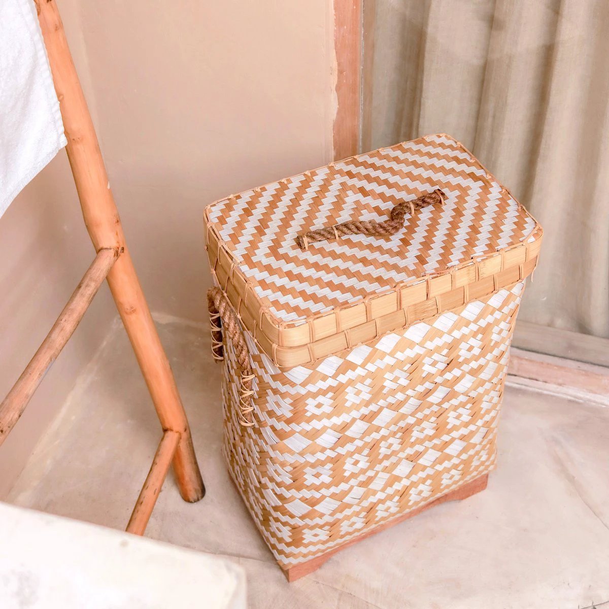 Laundry Basket with Lid DARI Handwoven from Bamboo with a Beige White Zig Zag Pattern by Soeji