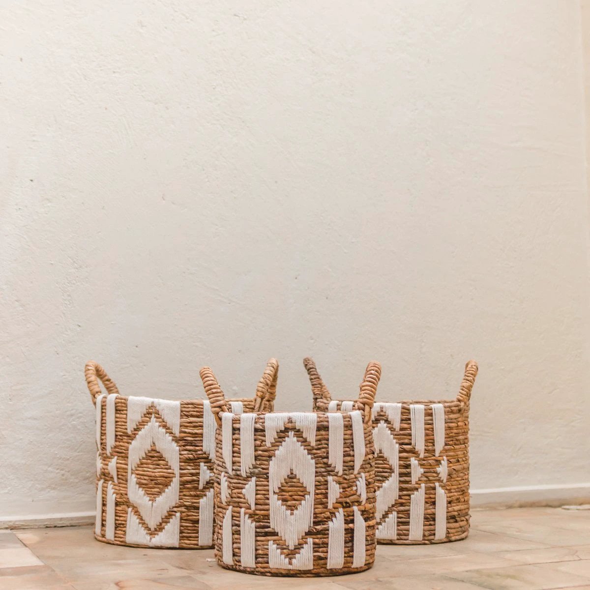Laundry Basket Plant Basket Large Storage Basket Round NASARI Made of Banana Fibre with a Macrame Pattern made of Cotton by Soeji