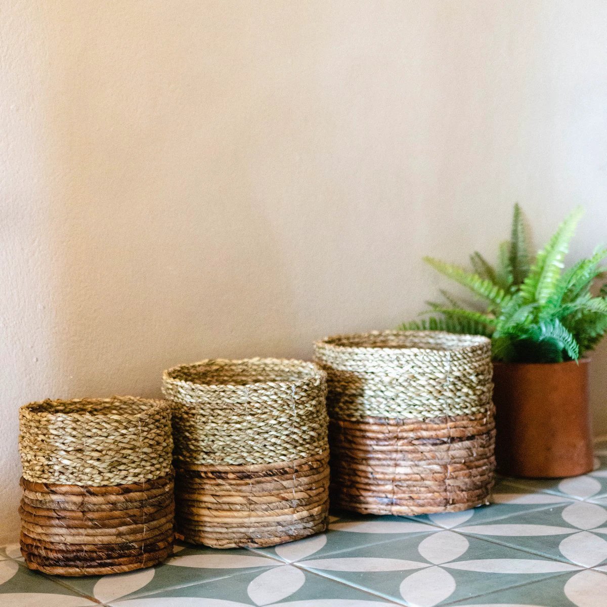 Small Seagrass Basket BHINNEKA (two-coloured) | Plant Basket | Small Storage Basket | Woven Boho Basket | Planter | Decorative Basket | Round Flower Basket by Soeji