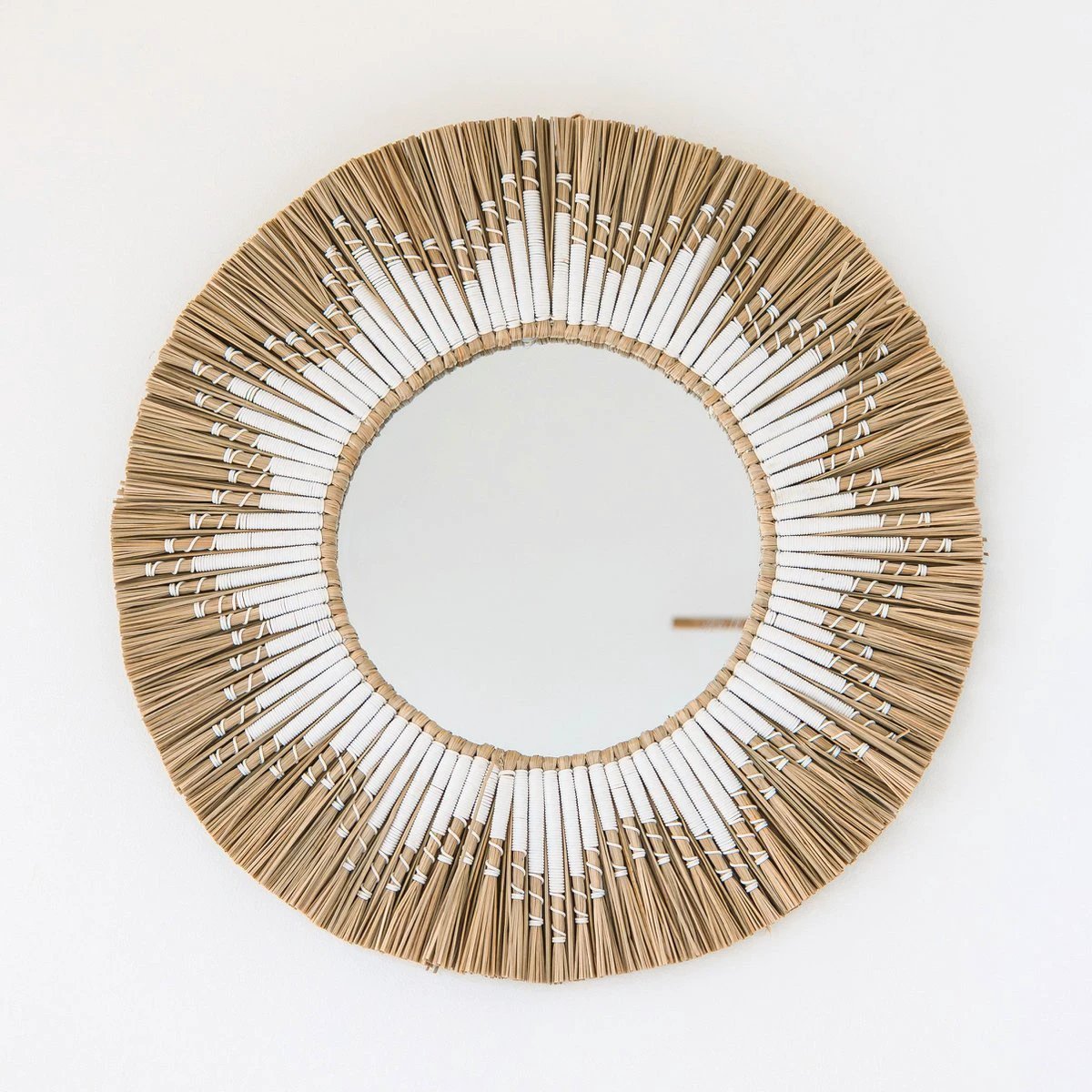 Round Wall Mirror Made of Seagrass – Boho Hanging Mirror – Wall Mirror with Fringes and Pattern Made of White Cotton (Ø 60 cm) RANDU by Soeji