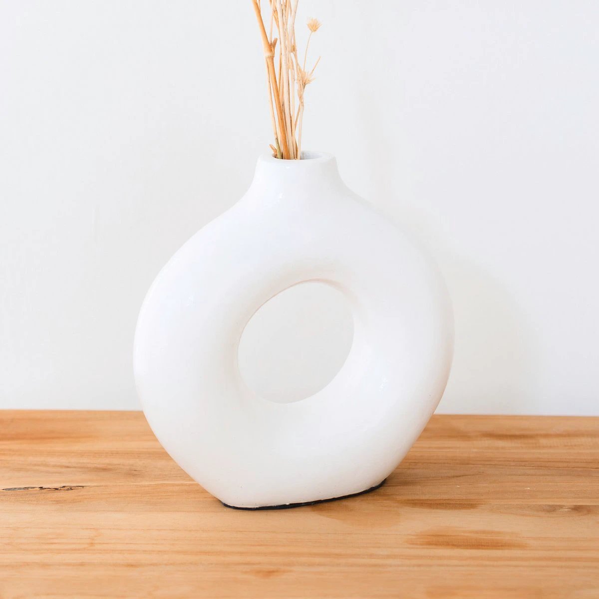 Ring-shaped Vase White – Clay Vase Handmade – Small Boho Vase – Vase for Dried Flowers – Decorative Vase for Windowsill, Shelf or Table NUSA by Soeji