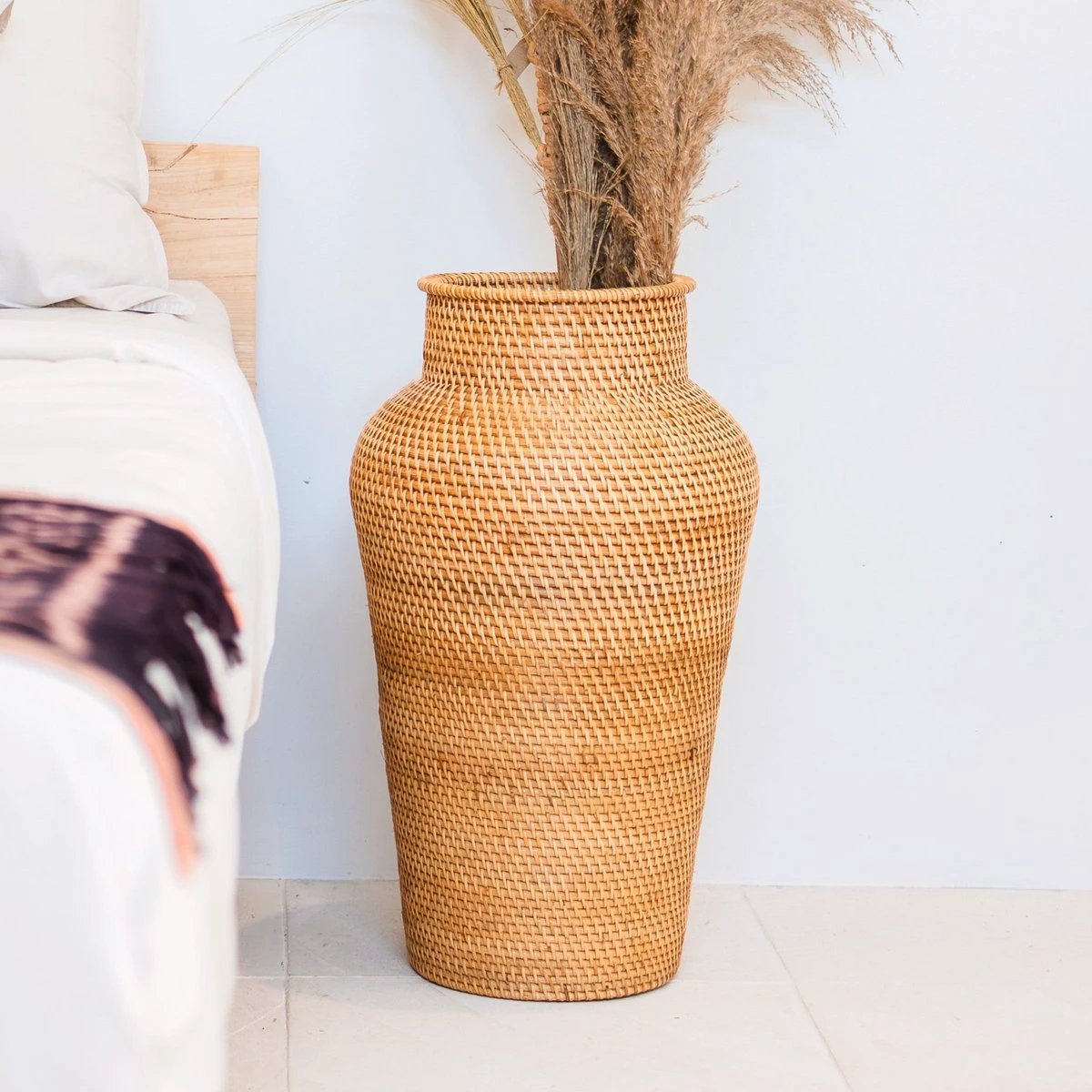 Woven Rattan Vase Round – Large Boho Decorative Vase – Vase Tall & Narrow – Floor Vase Handmade from Natural Fibres (Ø 30 cm) KIDUNG by Soeji