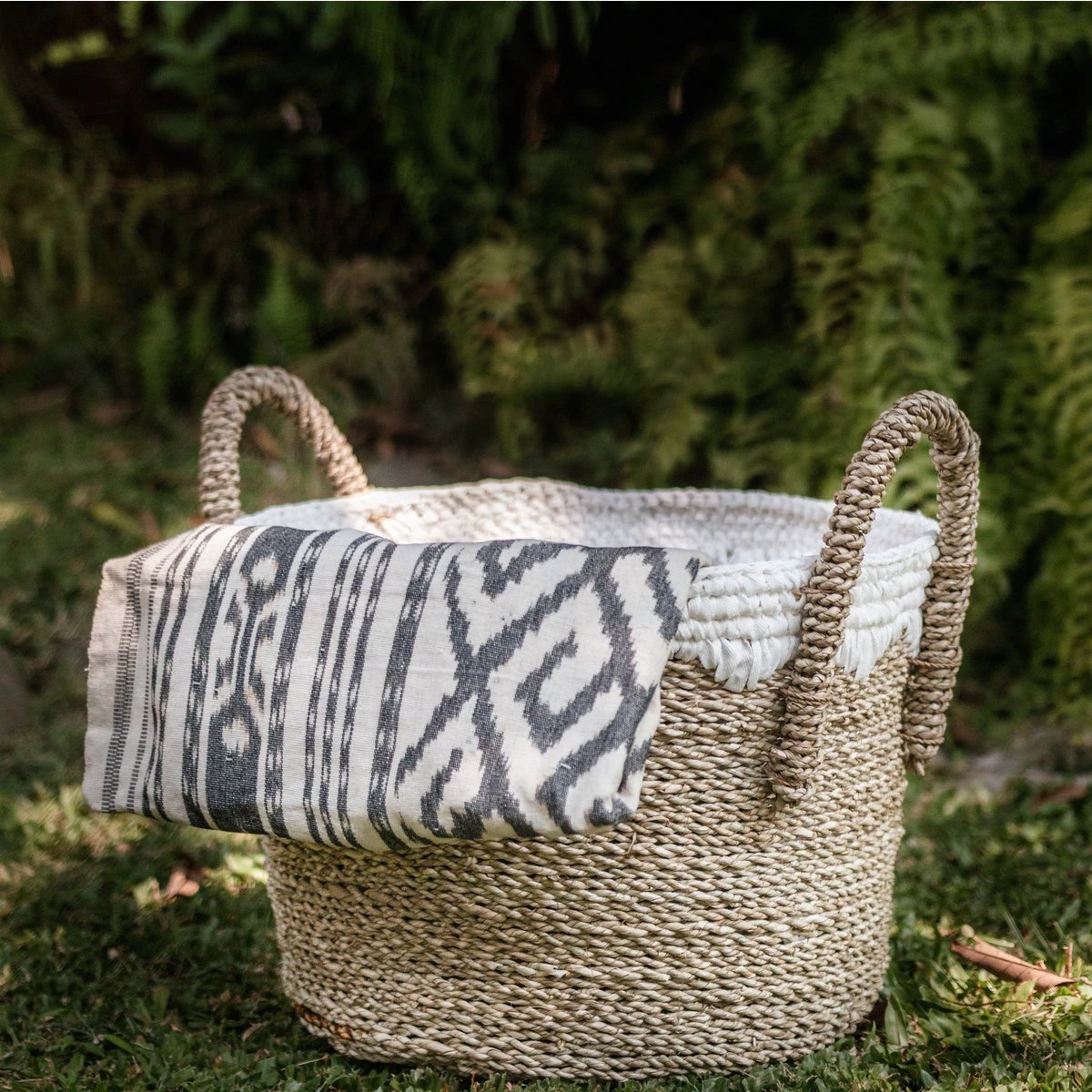 Round Seagrass Baskets with White Cotton Cords WAIGEO (3 sizes) Decorative Laundry or Storage Basket by Soeji