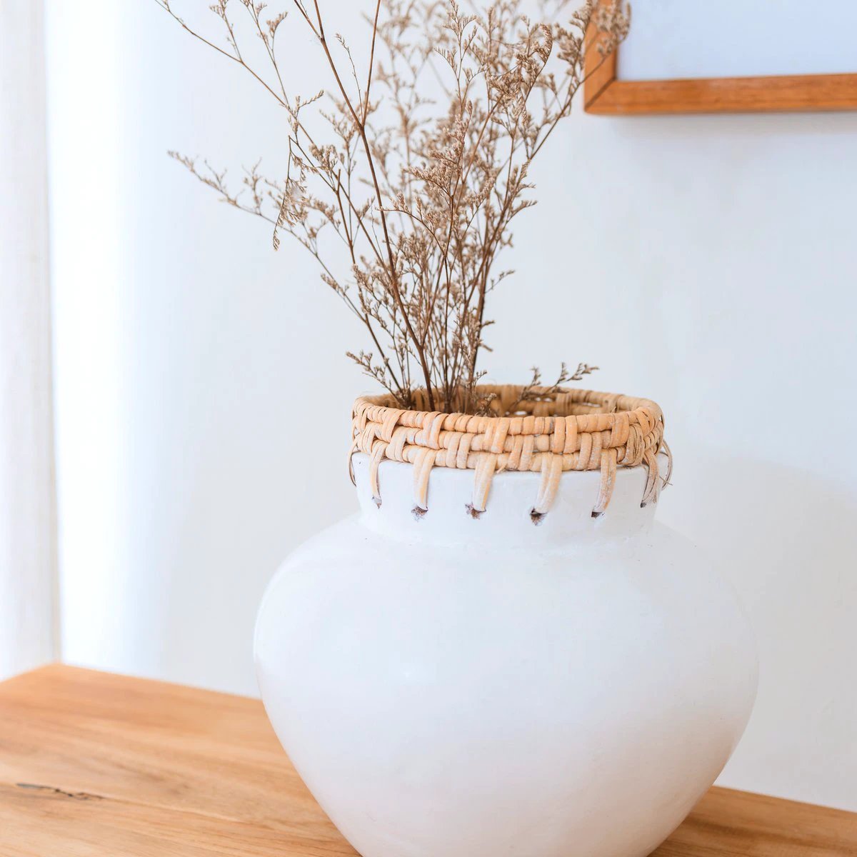 White Vase – Decorative Vase Round – Small Vase for Dried Flowers – Handmade Clay Vase – Flower Vase Made of Clay and Rattan (Ø 23 cm) TUBAN by Soeji