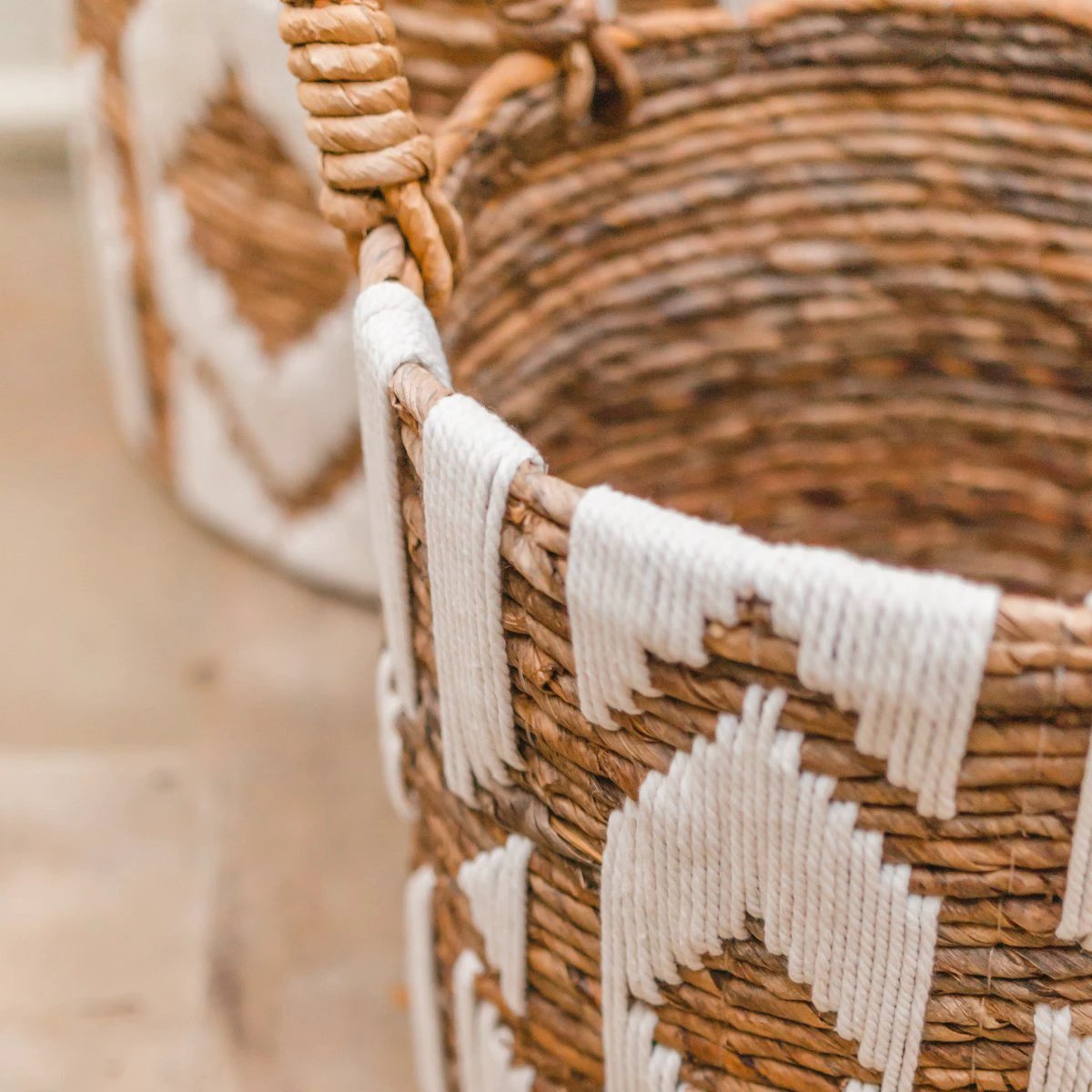 Laundry Basket Plant Basket Large Storage Basket Round NASARI Made of Banana Fibre with a Macrame Pattern made of Cotton by Soeji