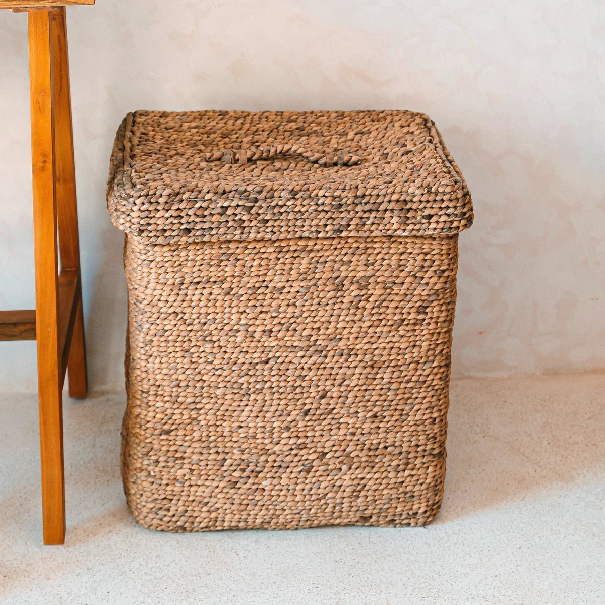 Large Laundry Basket with Lid – Decorative Woven Brown Basket – Rectangular Laundry Hamper – Boho Basket Handmade from Water Hyacinth SEMERU by Soeji