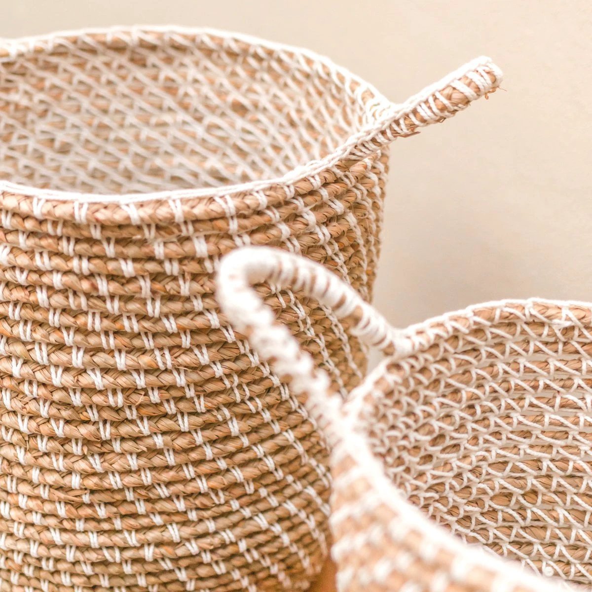 Laundry Basket Storage Basket Round GUNUNG Made of Banana Fibre with a Macrame Pattern made of Cotton by Soeji