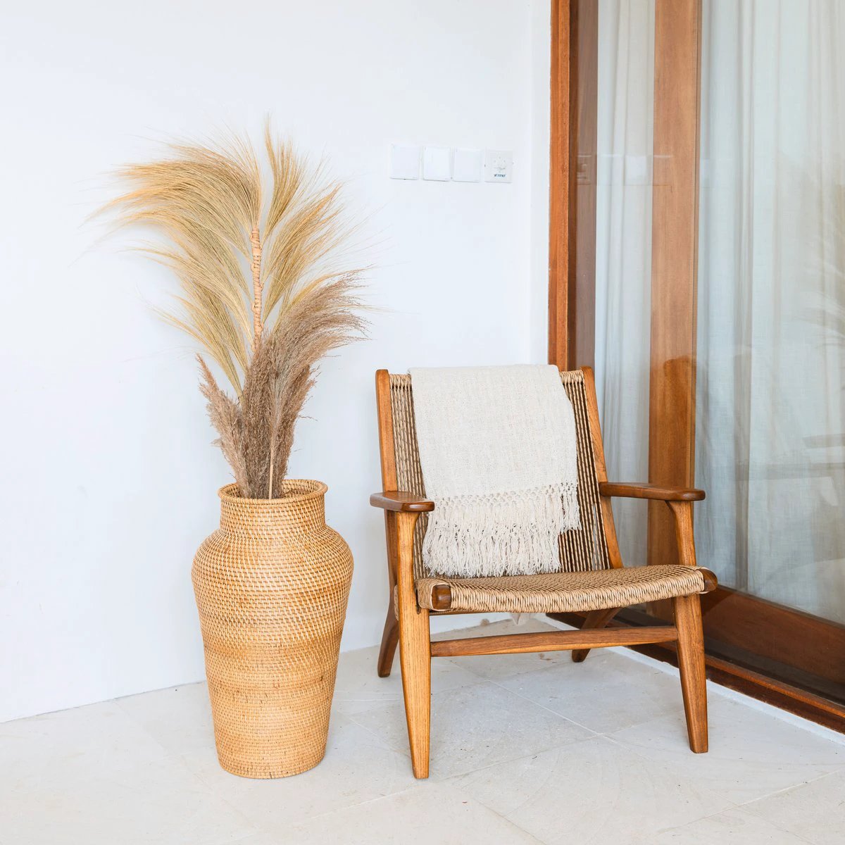 Woven Rattan Vase Round – Large Boho Decorative Vase – Vase Tall & Narrow – Floor Vase Handmade from Natural Fibres (Ø 30 cm) KIDUNG by Soeji