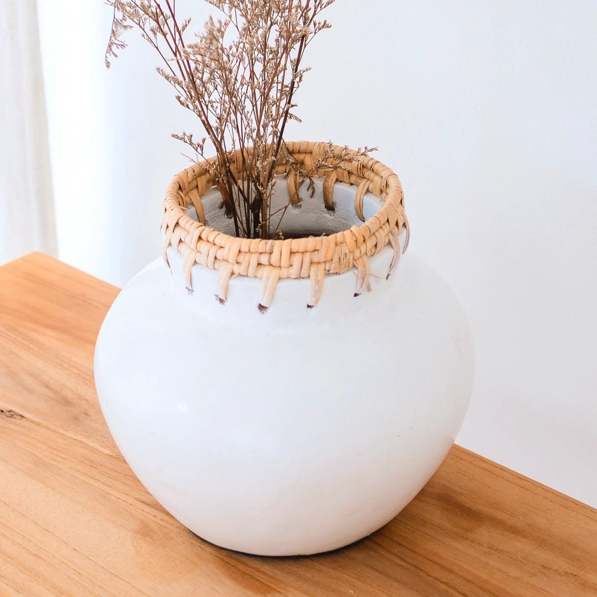 White Vase – Decorative Vase Round – Small Vase for Dried Flowers – Handmade Clay Vase – Flower Vase Made of Clay and Rattan (Ø 23 cm) TUBAN by Soeji
