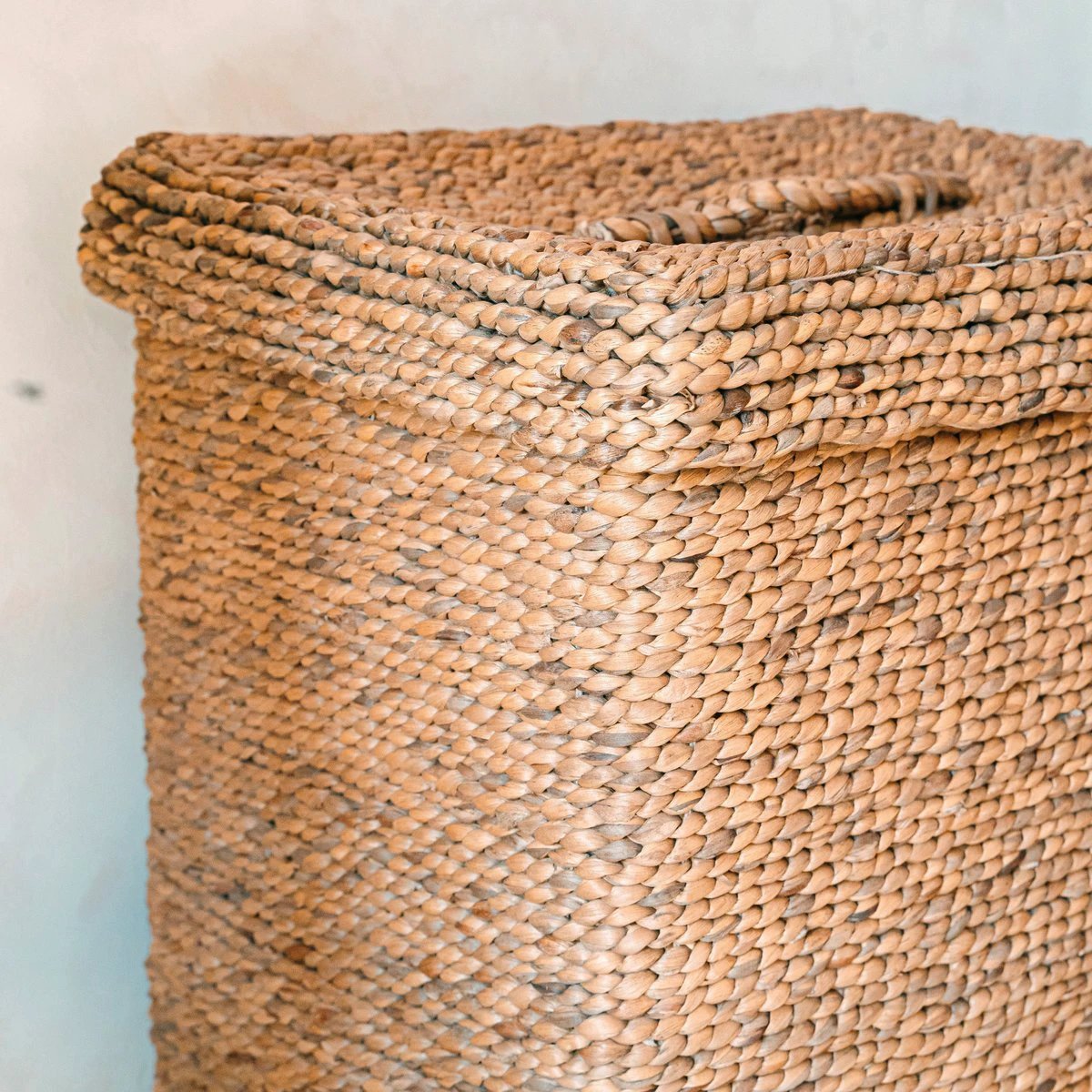 Large Laundry Basket with Lid – Decorative Woven Brown Basket – Rectangular Laundry Hamper – Boho Basket Handmade from Water Hyacinth SEMERU by Soeji