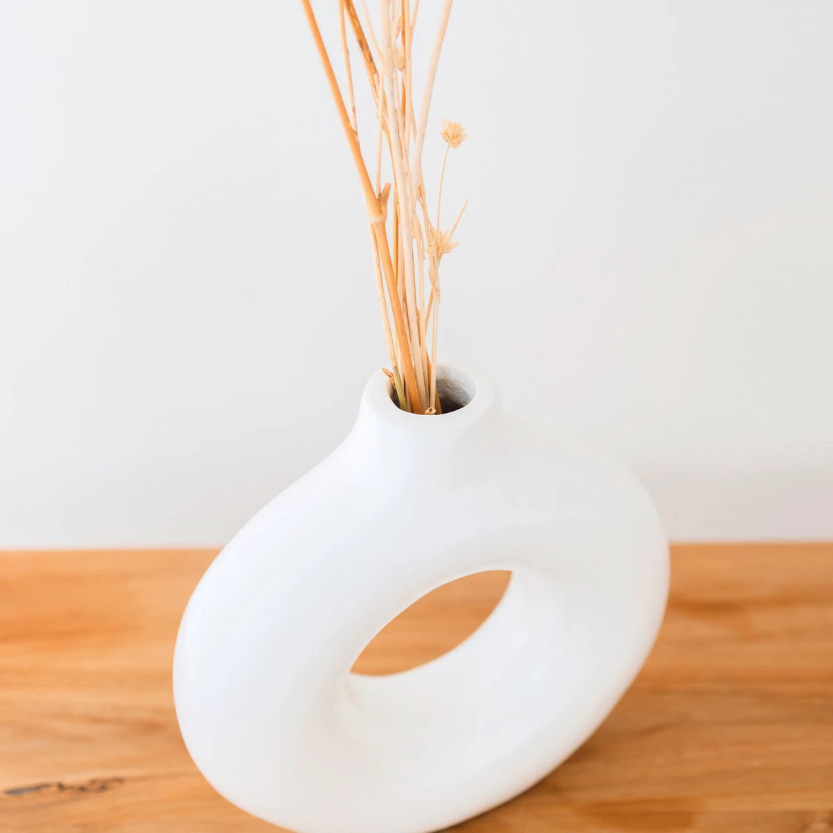 Ring-shaped Vase White – Clay Vase Handmade – Small Boho Vase – Vase for Dried Flowers – Decorative Vase for Windowsill, Shelf or Table NUSA by Soeji