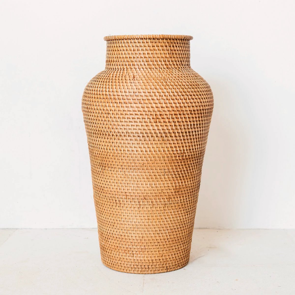Woven Rattan Vase Round – Large Boho Decorative Vase – Vase Tall & Narrow – Floor Vase Handmade from Natural Fibres (Ø 30 cm) KIDUNG by Soeji
