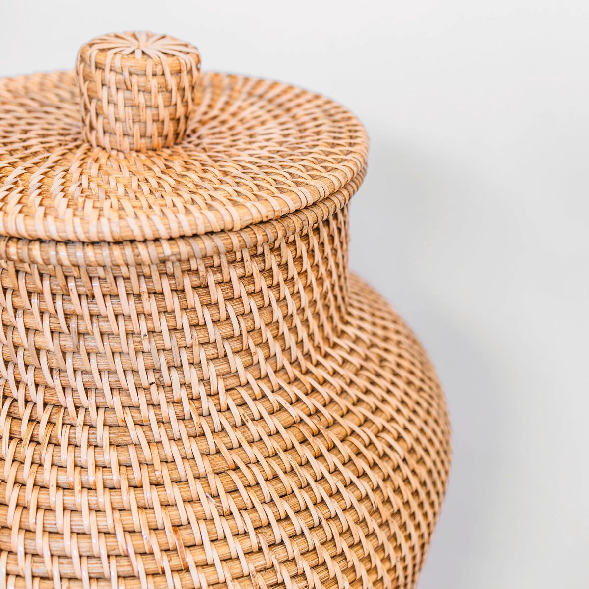 Woven Rattan Vase Round – Large Boho Decorative Vase – Vase Tall & Narrow – Floor Vase Handmade from Natural Fibres (Ø 30 cm) KIDUNG by Soeji