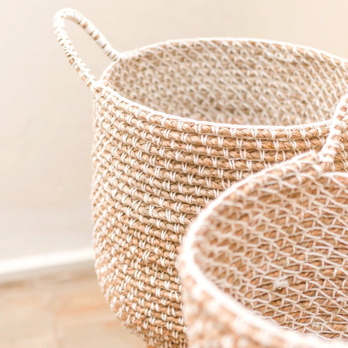 Laundry Basket Storage Basket Round GUNUNG Made of Banana Fibre with a Macrame Pattern made of Cotton by Soeji