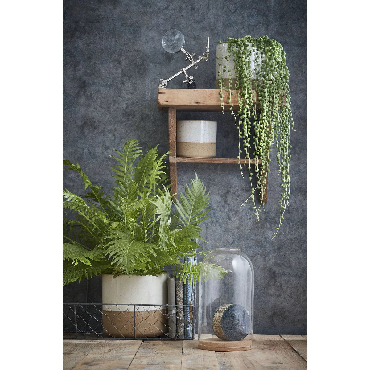 Flowerpot inside Lago White by Mica Decorations