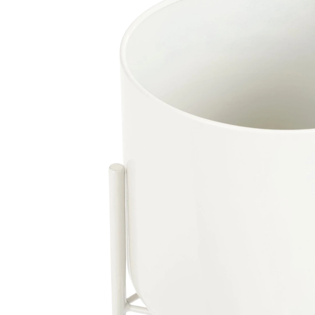 Flowerpot inside Colyn White by Mica Decorations