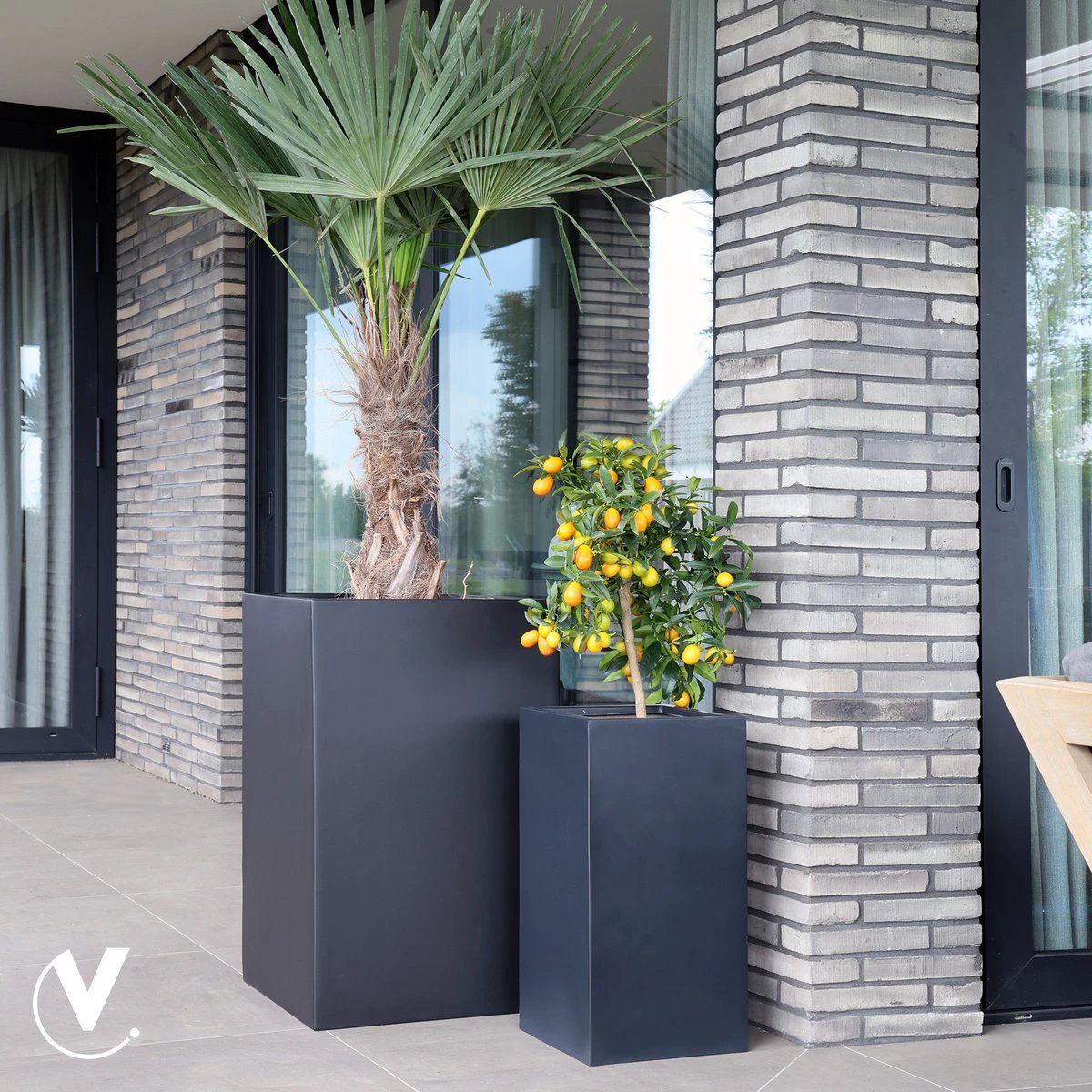Column/planter - Michigan Black by Vase The World