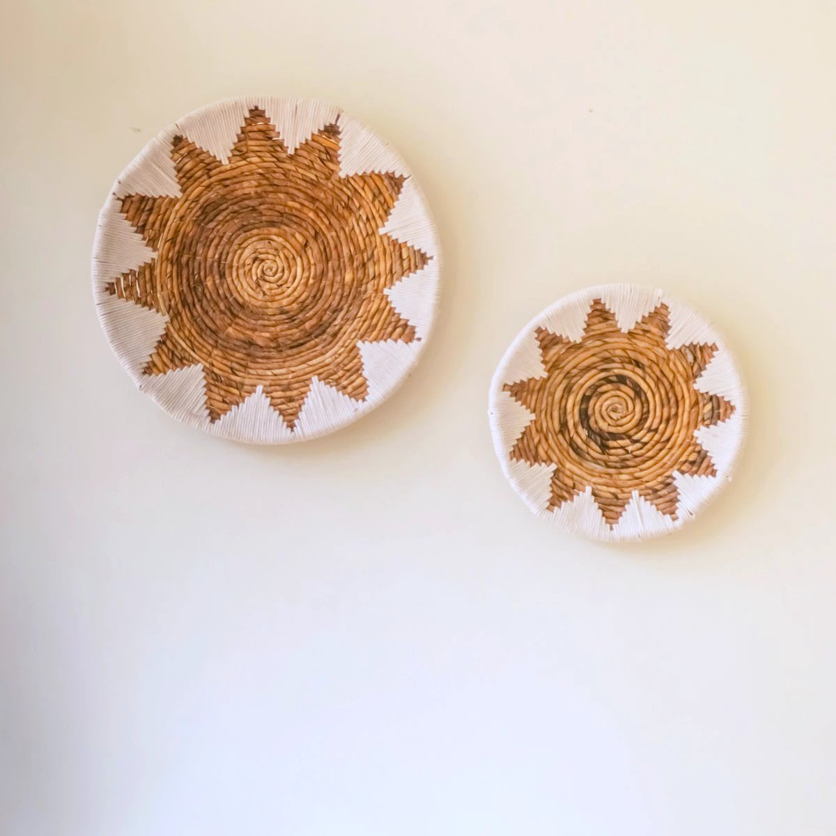 Round Boho Wall Basket – Woven Wall Decor– Decorative Bowl – Woven Wall Plate with Embroidered Star Pattern ADARI (2 sizes, Ø30/40 cm) by Soeji