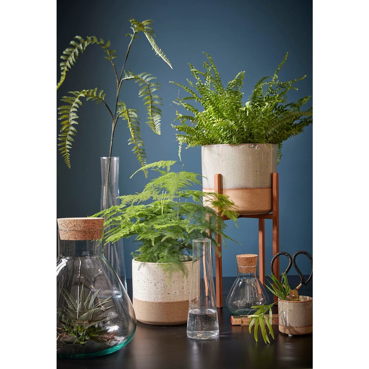 Flowerpot inside Lago White by Mica Decorations