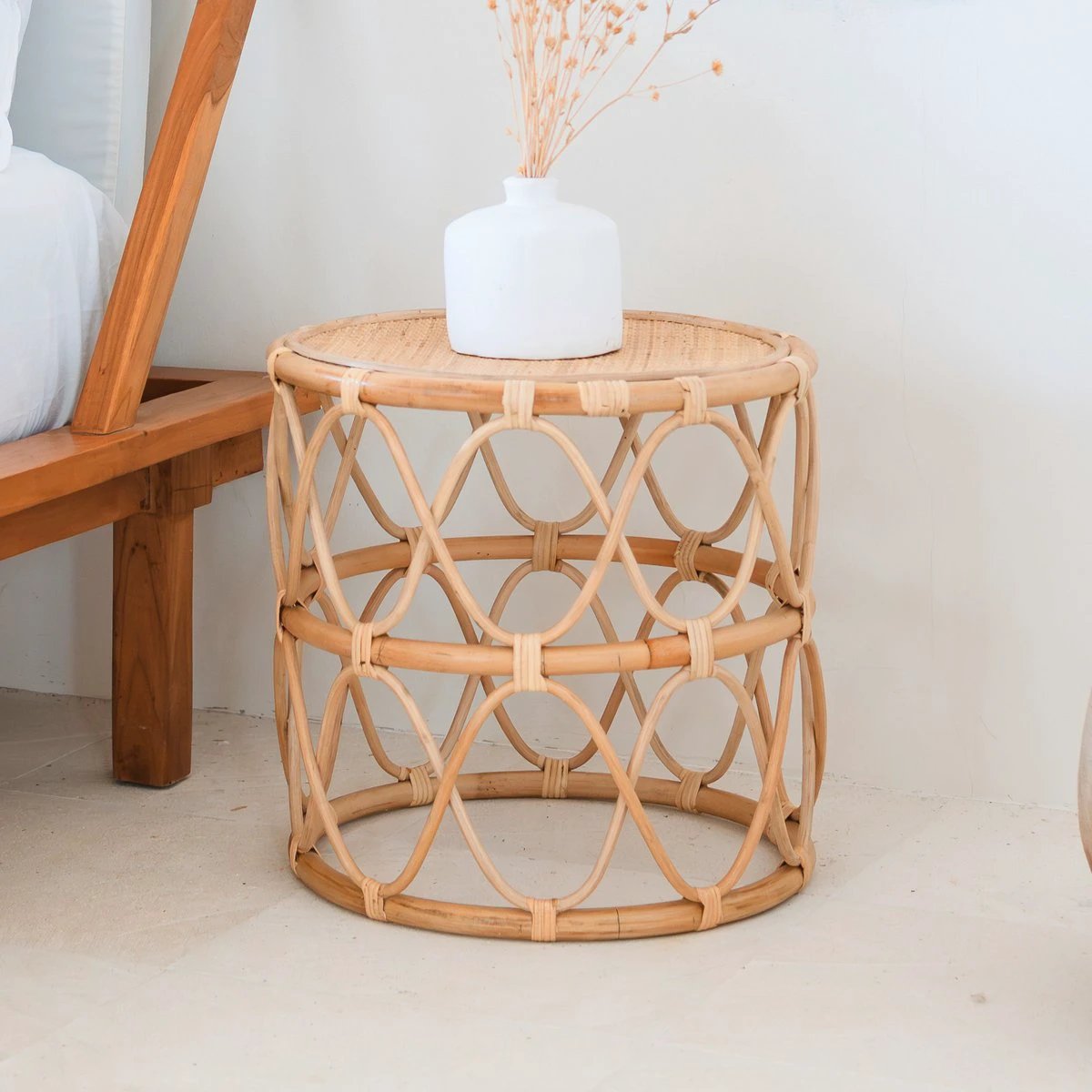 Round Rattan Side Table – Small Boho Coffee Table – Bedside Table Rattan Beige – Handmade Table Made of Natural Rattan (Ø 45 cm) MUARA by Soeji