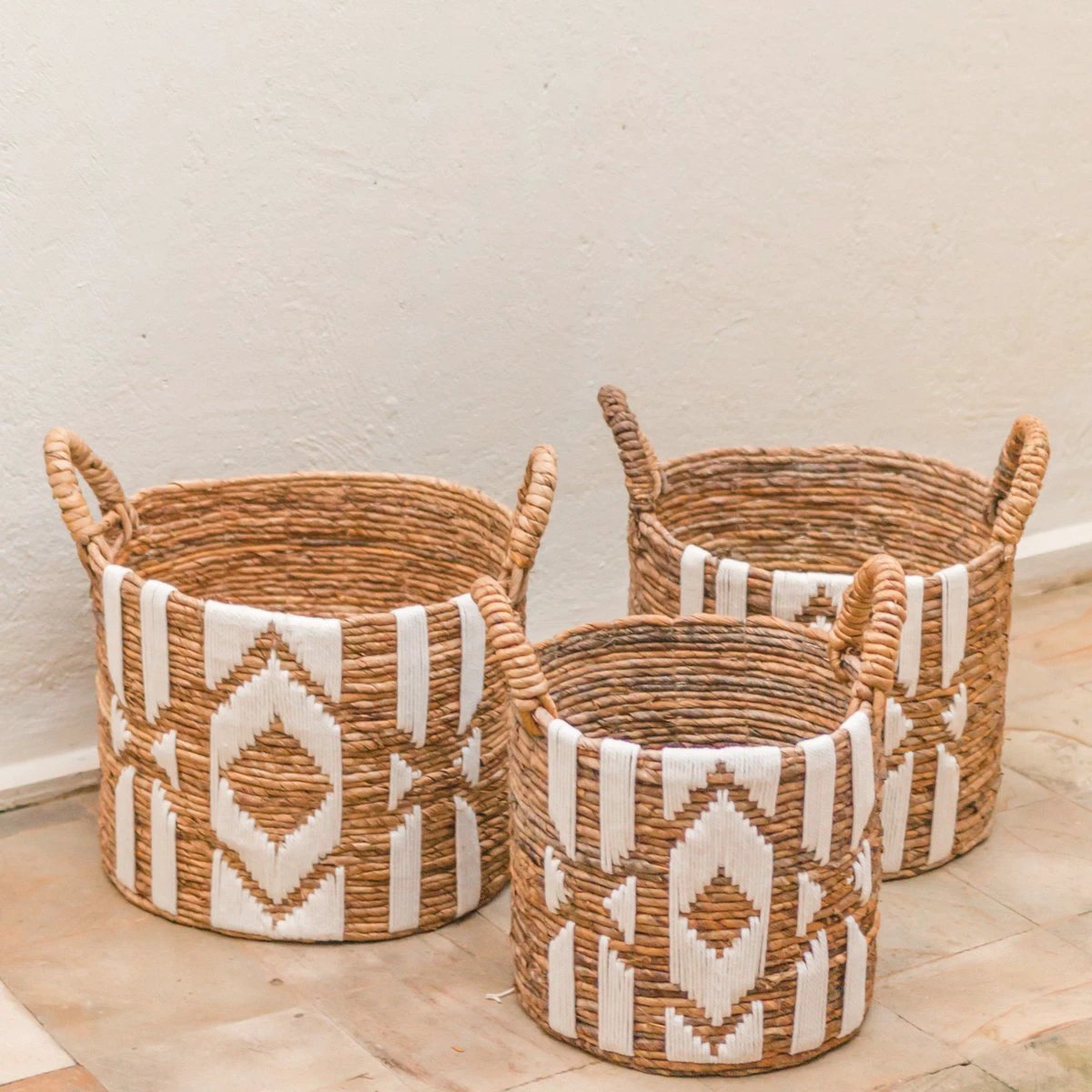 Laundry Basket Plant Basket Large Storage Basket Round NASARI Made of Banana Fibre with a Macrame Pattern made of Cotton by Soeji