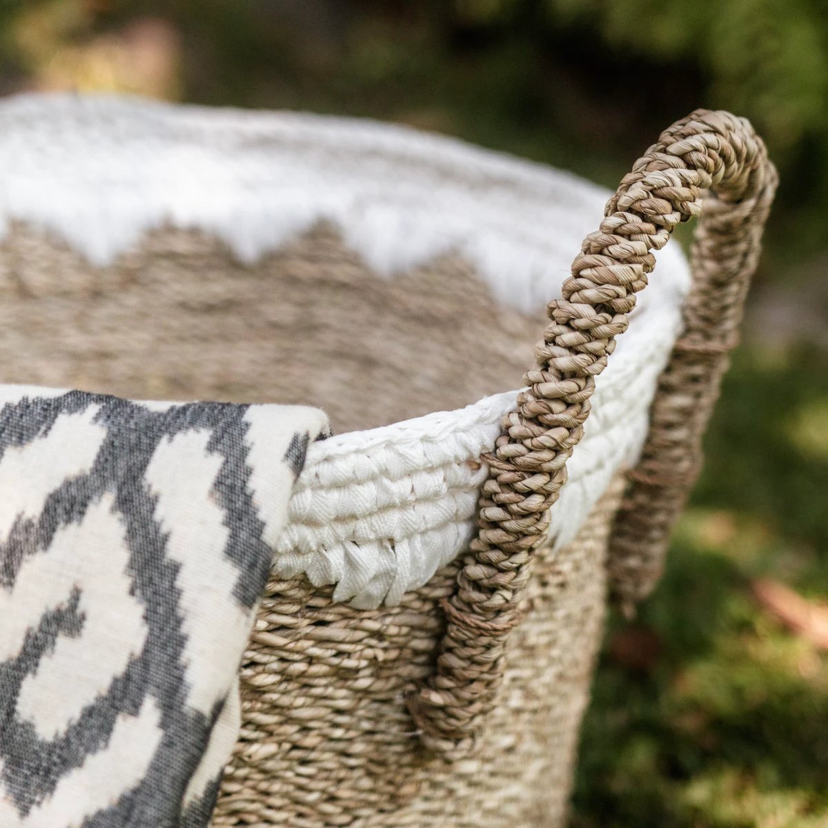 Round Seagrass Baskets with White Cotton Cords WAIGEO (3 sizes) Decorative Laundry or Storage Basket by Soeji